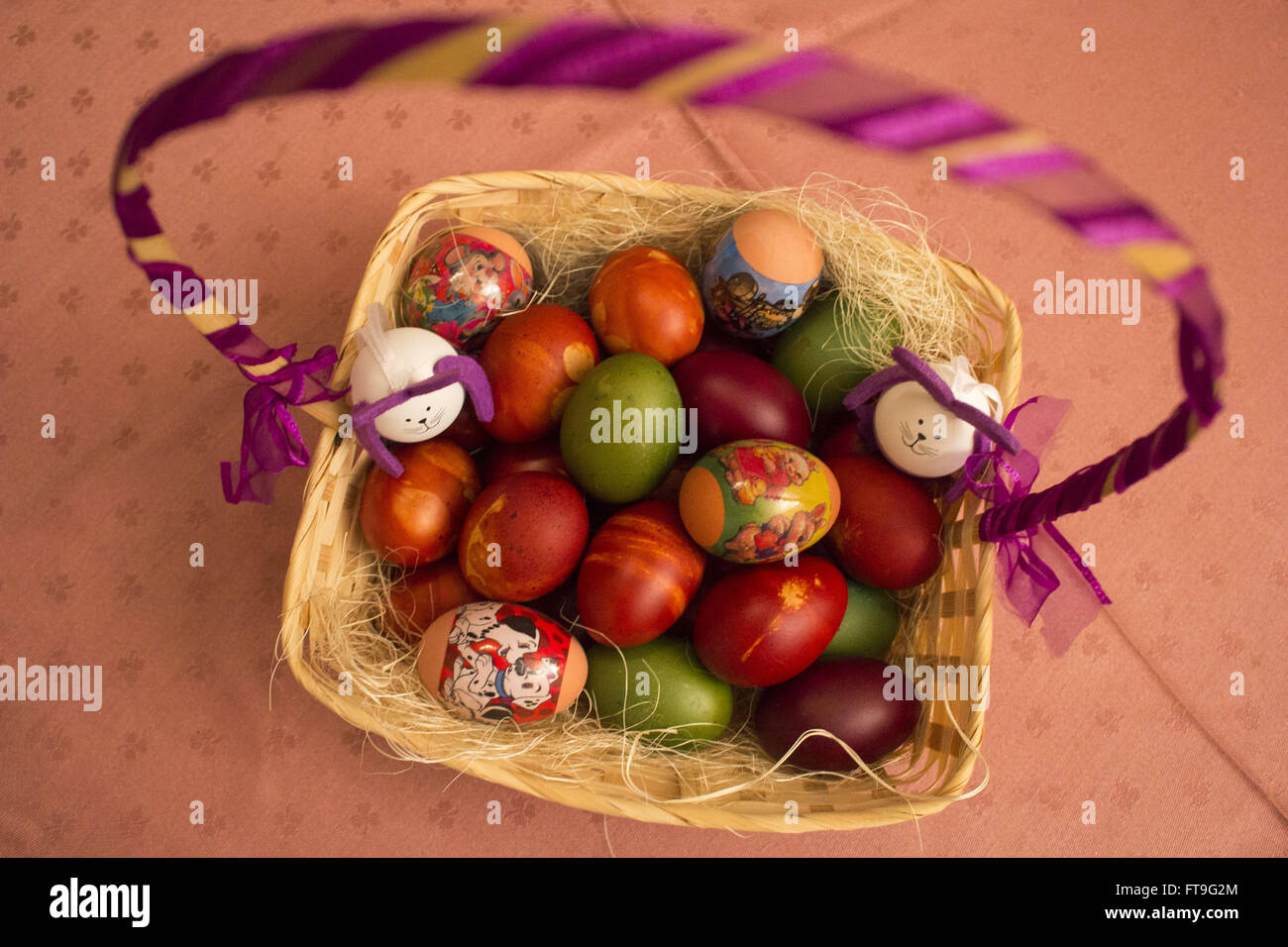 Zenica, Bosnie-et-Herzégovine. Mar 26, 2016. Panier d'oeufs est vu sur une table de nuit avant Pâques. © Armin Durgut/ZUMA/Alamy Fil Live News Banque D'Images