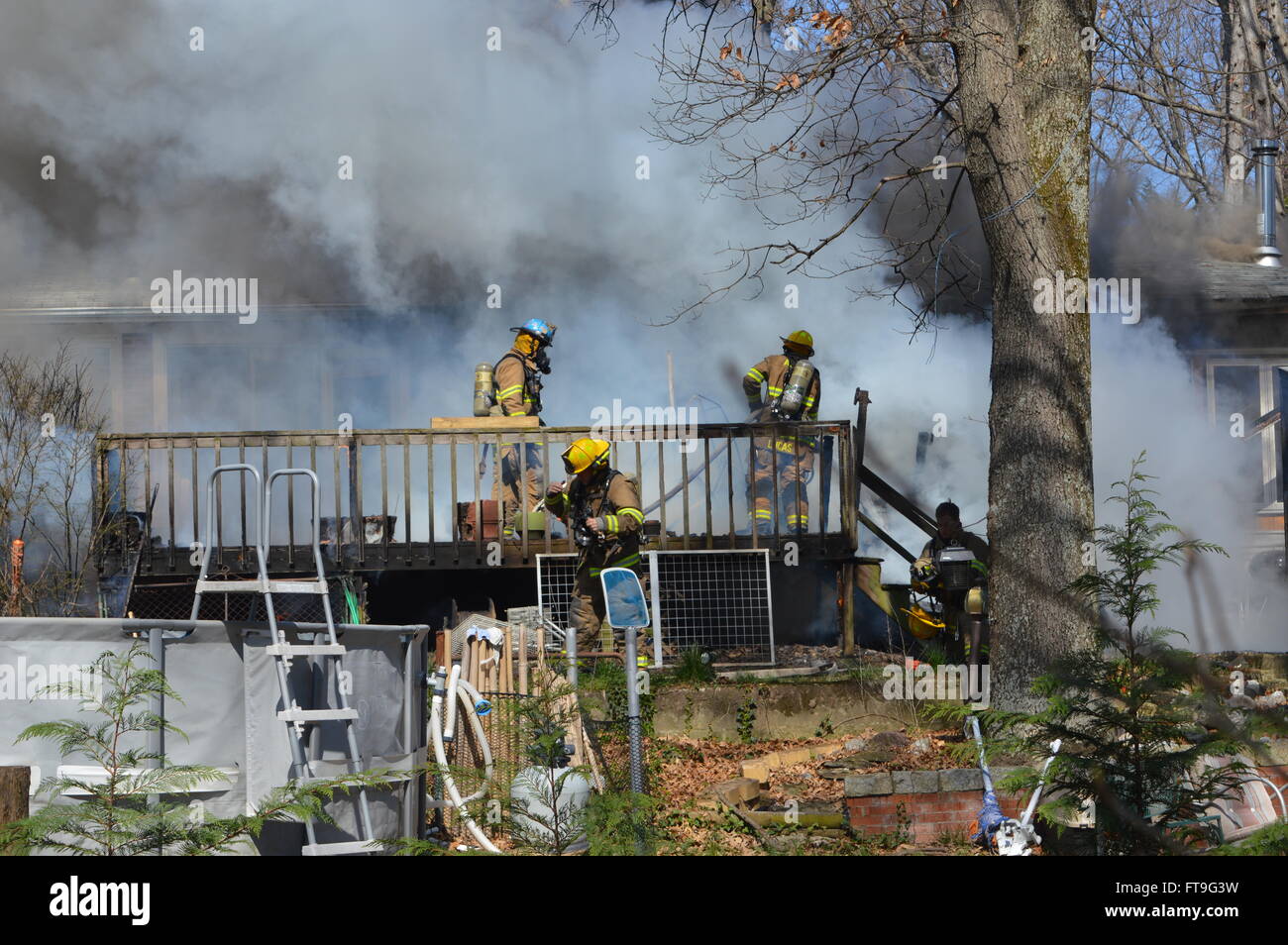 Les pompiers - Pasadena, MD, États-Unis 3/26/14 maison en feu Banque D'Images