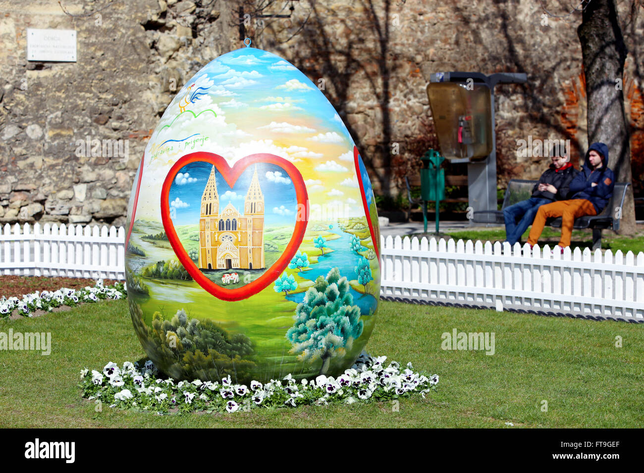 ZAGREB, CROATIE - Mars 26, 2016 : Trois œufs de Pâques peints à la main par naïf technique sont placés sur le Kaptol place en face de la cathédrale de Zagreb, Croatie. Credit : PhotoJa/Alamy Live News Banque D'Images