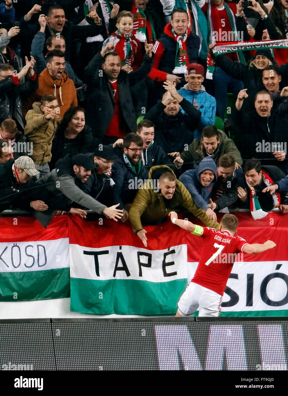 Budapest, Hongrie. 26 mars, 2016. Le Hongrois Balazs Dzsudzsak est célébré par les fans après son score de l'égaliseur au cours de Hongrie contre la Croatie football match amical international Groupama en arène. Credit : Laszlo Szirtesi/Alamy Live News Banque D'Images