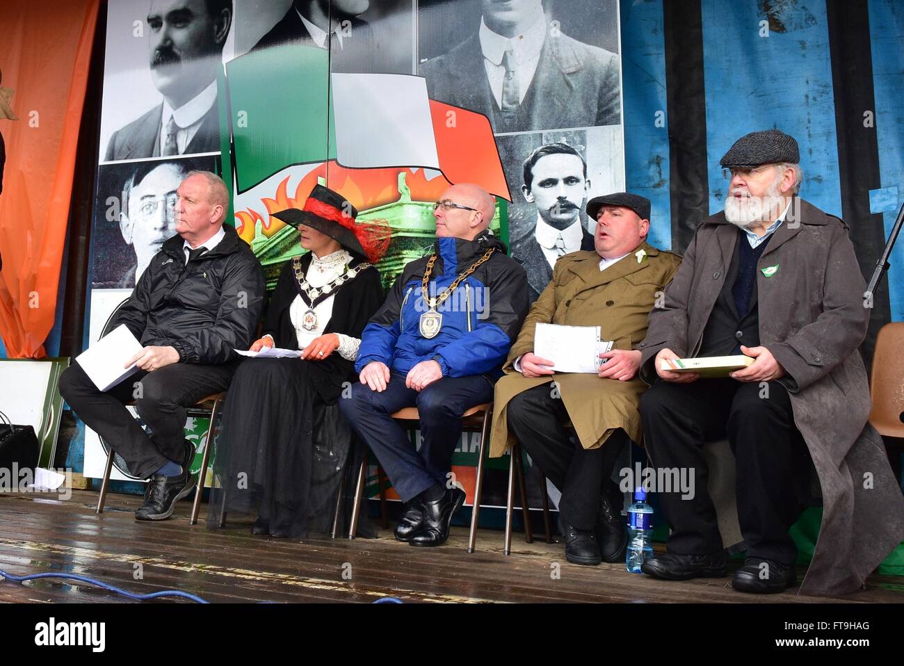 Coalisland, Royaume-Uni. Mar 26, 2016. Insurrection de Pâques de la commémoration et de dévouement orateurs sur scène à Coalisland, comté de Tyrone L : Bobby Story, Mi Ulster présidente Linda Dillon, Conseiller Thomas O'Reilly, la Rcbd Joe O'Neill et MP Francie Molloy. © Mark Winter/Pacific Press/Alamy Live News Banque D'Images