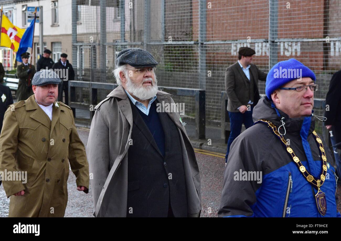 Coalisland, Royaume-Uni. Mar 26, 2016. Sinn Féins Mi Ulster Cllr Joe O'Neill et MP Francie Molloy et le conseiller Thomas O'Reilly, Président de Fermanagh et Omagh lors d'une insurrection de Pâques de la commémoration et de dévouement Parade qui aura lieu à Coalisland, comté de Tyrone organisé par le parti Sinn Féin © Mark Winter/Pacific Press/Alamy Live News Banque D'Images