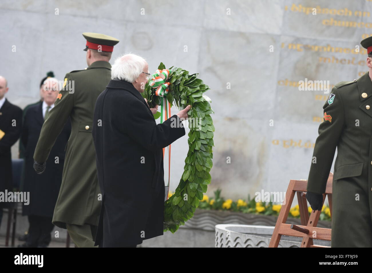 Commémoration de l'État a eu lieu dans le jardin du souvenir pour ceux qui ont donné leur vie pour la cause de la liberté de l'Irlande. La cérémonie en présence du Président de l'Irlande, Michael D. Higgins. Le programme a ouvert avec une performance de la séparation du verre par l'île d'Irlande Chorale de paix et comprenait également une performance de Patrick Cassidy est la proclamation par le violon soliste Patricia Treacy. La cérémonie d'État formel a culminé avec une gerbe suivi d'une minute de silence, un Piper's Lament, l'élévation du drapeau national et l'hymne national. Banque D'Images