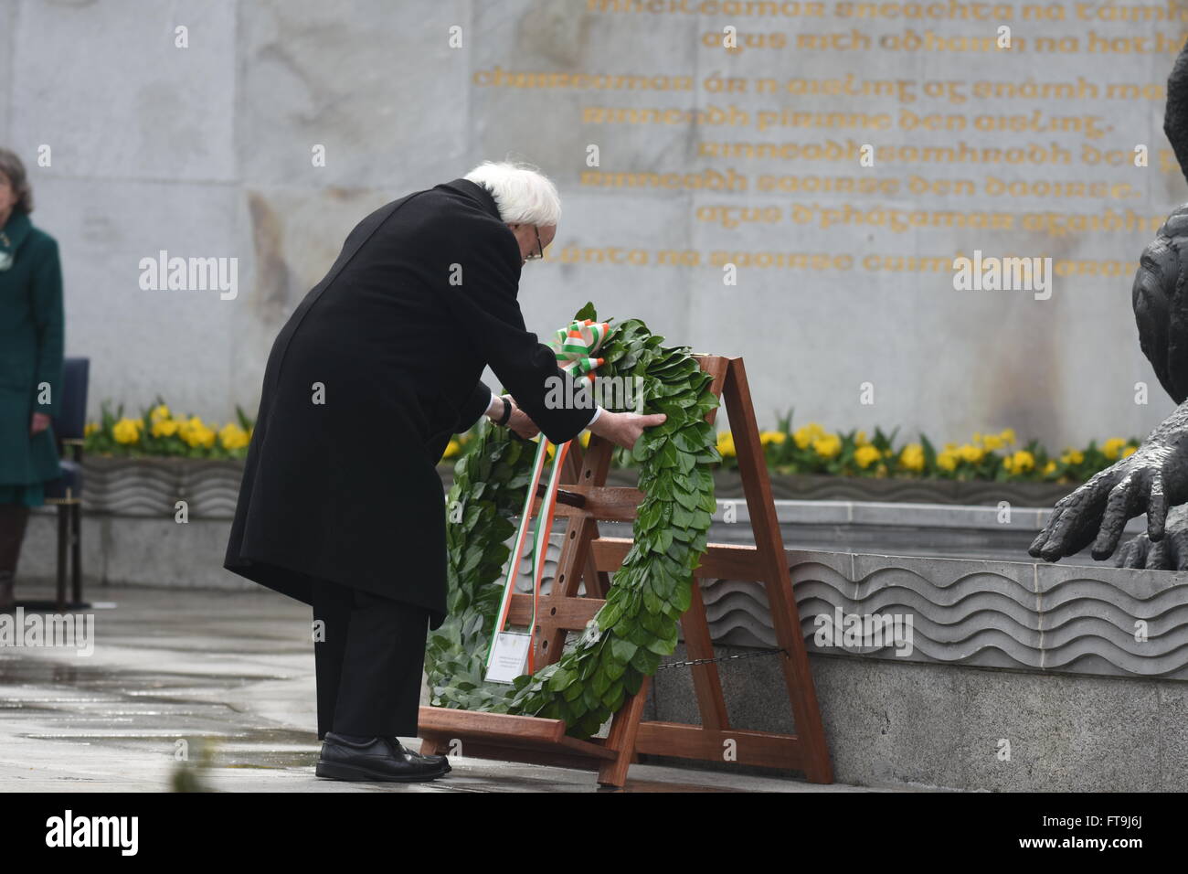 Commémoration de l'État a eu lieu dans le jardin du souvenir pour ceux qui ont donné leur vie pour la cause de la liberté de l'Irlande. La cérémonie en présence du Président de l'Irlande, Michael D. Higgins. Le programme a ouvert avec une performance de la séparation du verre par l'île d'Irlande Chorale de paix et comprenait également une performance de Patrick Cassidy est la proclamation par le violon soliste Patricia Treacy. La cérémonie d'État formel a culminé avec une gerbe suivi d'une minute de silence, un Piper's Lament, l'élévation du drapeau national et l'hymne national. Banque D'Images