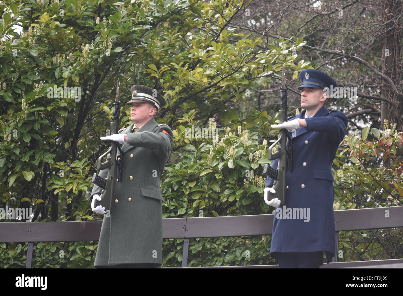 Commémoration de l'État a eu lieu dans le jardin du souvenir pour ceux qui ont donné leur vie pour la cause de la liberté de l'Irlande. La cérémonie en présence du Président de l'Irlande, Michael D. Higgins. Le programme a ouvert avec une performance de la séparation du verre par l'île d'Irlande Chorale de paix et comprenait également une performance de Patrick Cassidy est la proclamation par le violon soliste Patricia Treacy. La cérémonie d'État formel a culminé avec une gerbe suivi d'une minute de silence, un Piper's Lament, l'élévation du drapeau national et l'hymne national. Banque D'Images