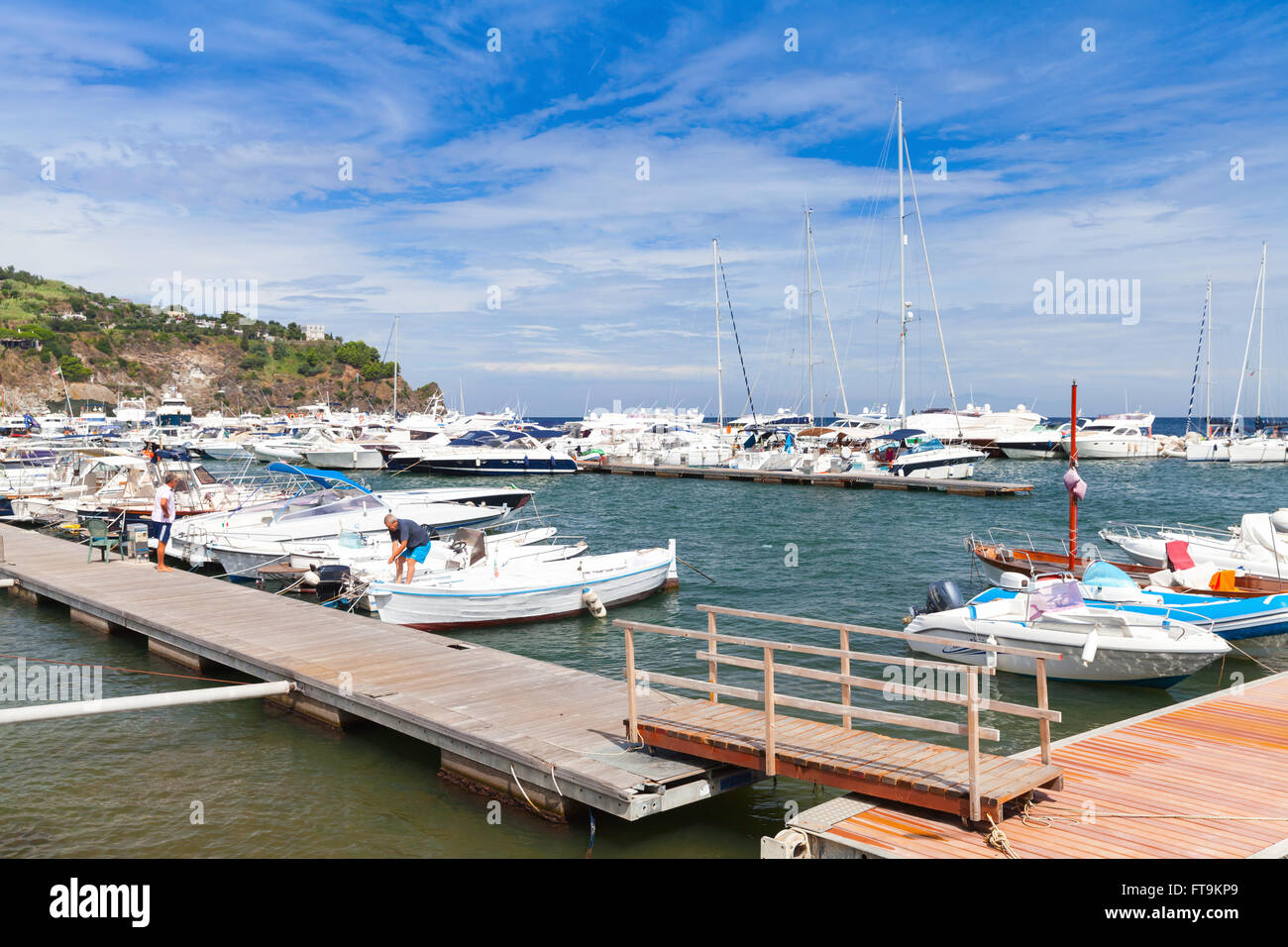 Lacco Ameno, Italie - 11 août 2015 : les bateaux de pêche et les bateaux de plaisance amarrés dans l'Italien marina, l''île d''Ischia. Les pêcheurs travaillent Banque D'Images