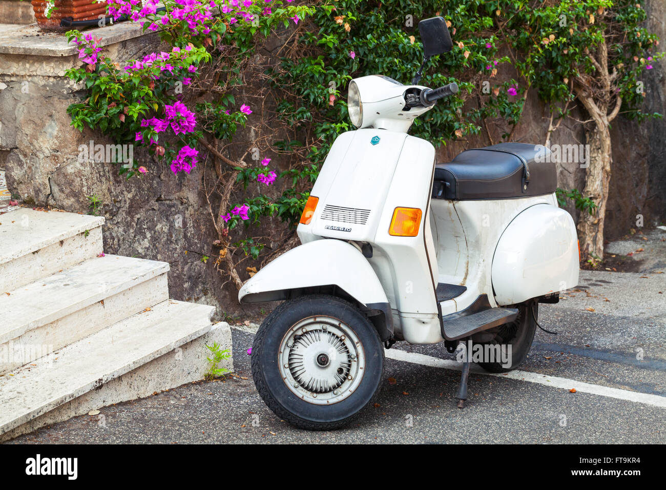 Lacco Ameno, Italie - 13 août 2015 : Classic white Piaggio scooter rétro est stationné dans une ville Banque D'Images