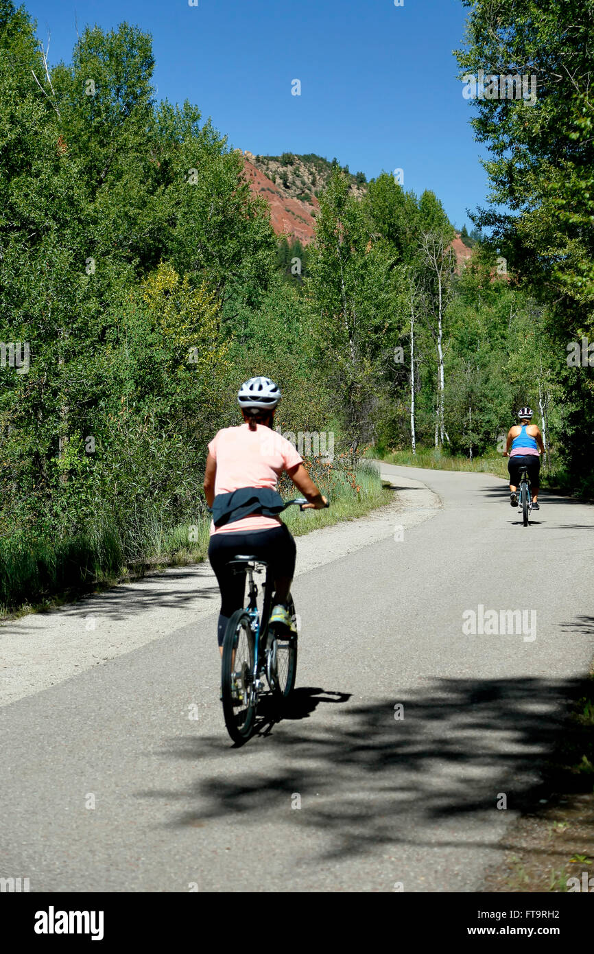 Les cyclistes sur piste de Rio Grande, Aspen, Colorado USA Banque D'Images