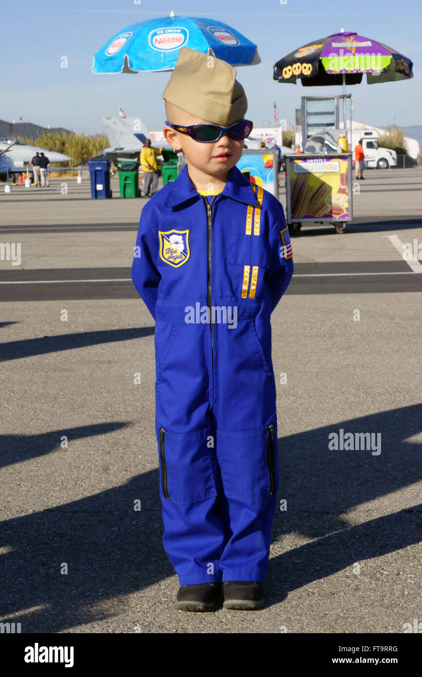 Blue Angels Jr. pilote en combinaison de vol avec lunettes de soleil à Los  Angeles, Californie Air Show Photo Stock - Alamy