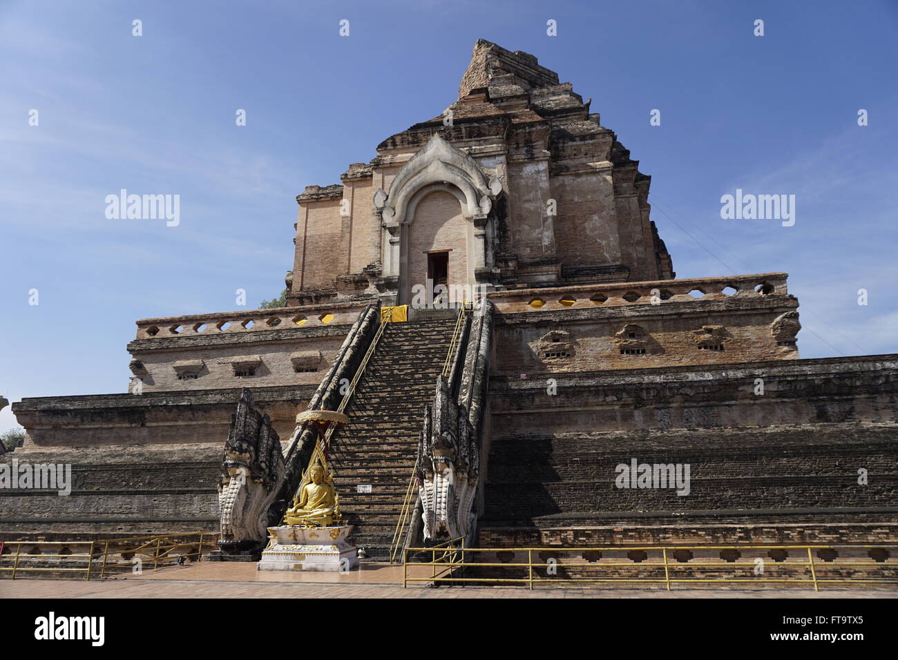 À la Pagode Wat Chedi Luang à Chiang Mai, Thaïlande. Temple du Grand Stupa. Banque D'Images