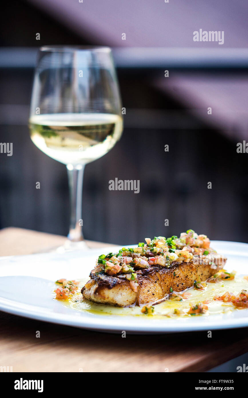 Sea Bass poisson avec sauce salsa mexicaine oignon tomate Banque D'Images