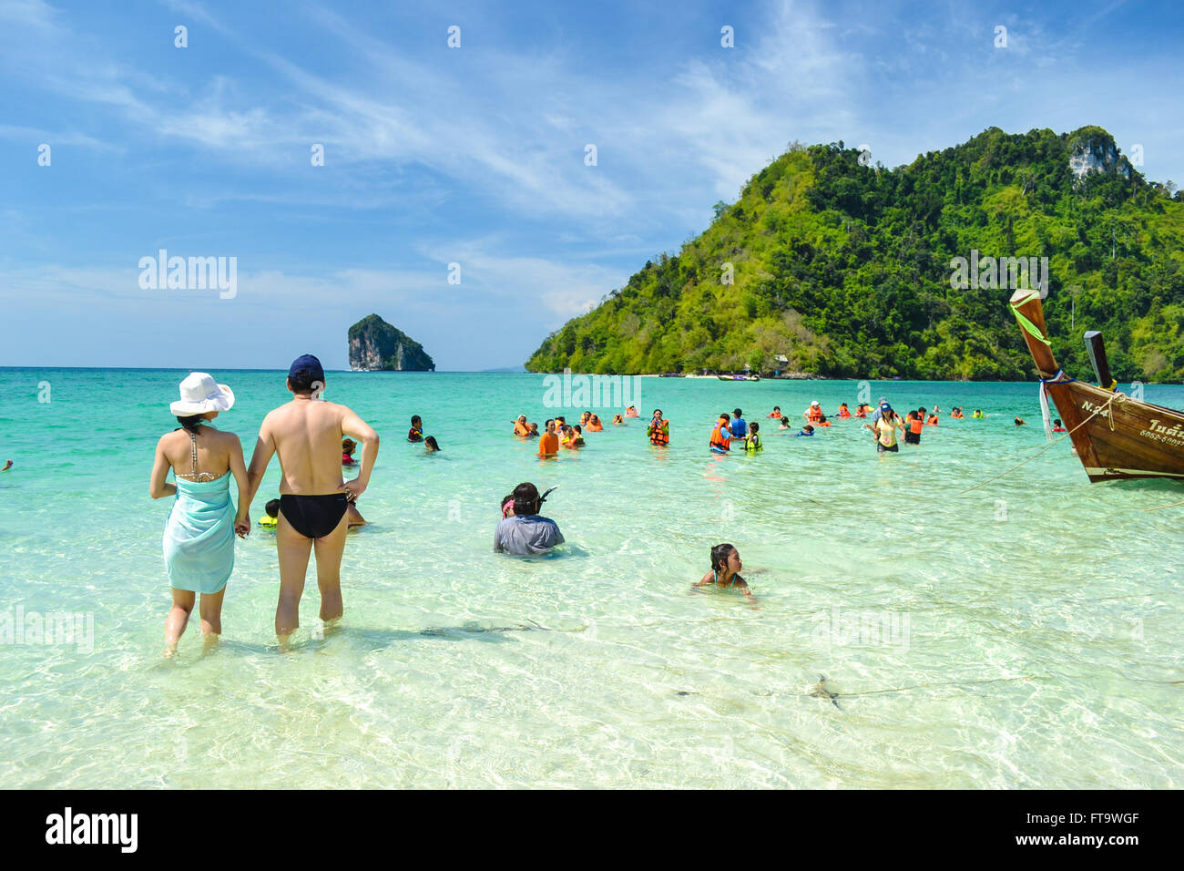 KRABI ,Thaïlande - 9 avril : De nombreux groupe d'sur la plage de la mer d'Andaman en Thaïlande Krabi le 8 avril 2012. Banque D'Images