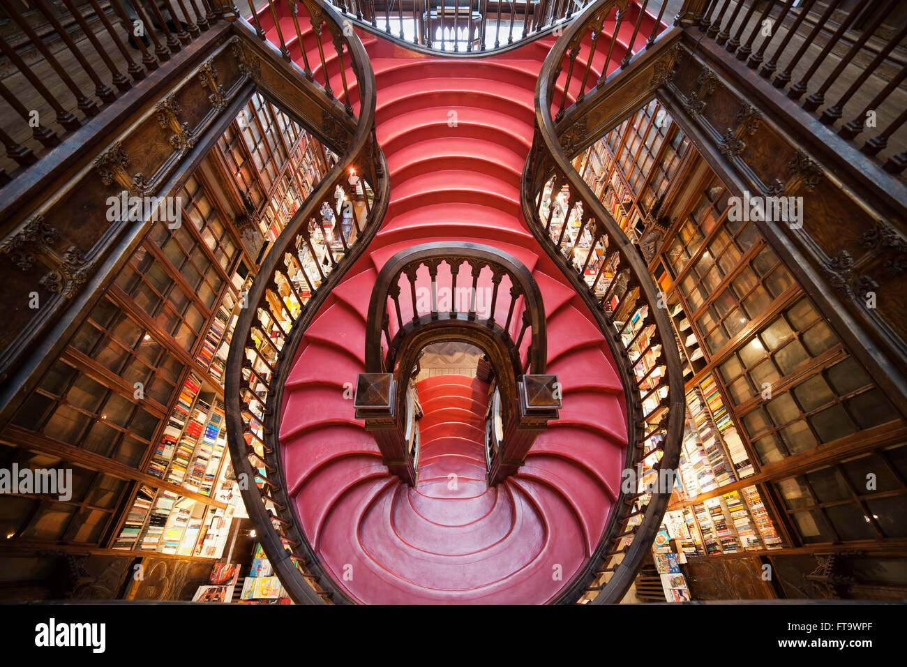 Librairie Lello et Irmao escalier intérieur à Porto, au Portugal, un des plus anciens, des plus célèbre et belle librairie bibliothèque je Banque D'Images
