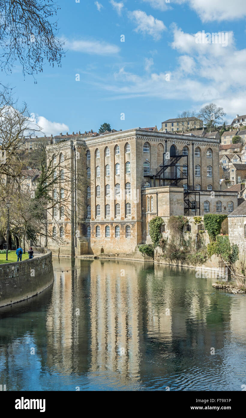 L'ancienne abbaye Woollen Mill reflétée dans la rivière Avon à Bradford on Avon dans le Wiltshire Banque D'Images