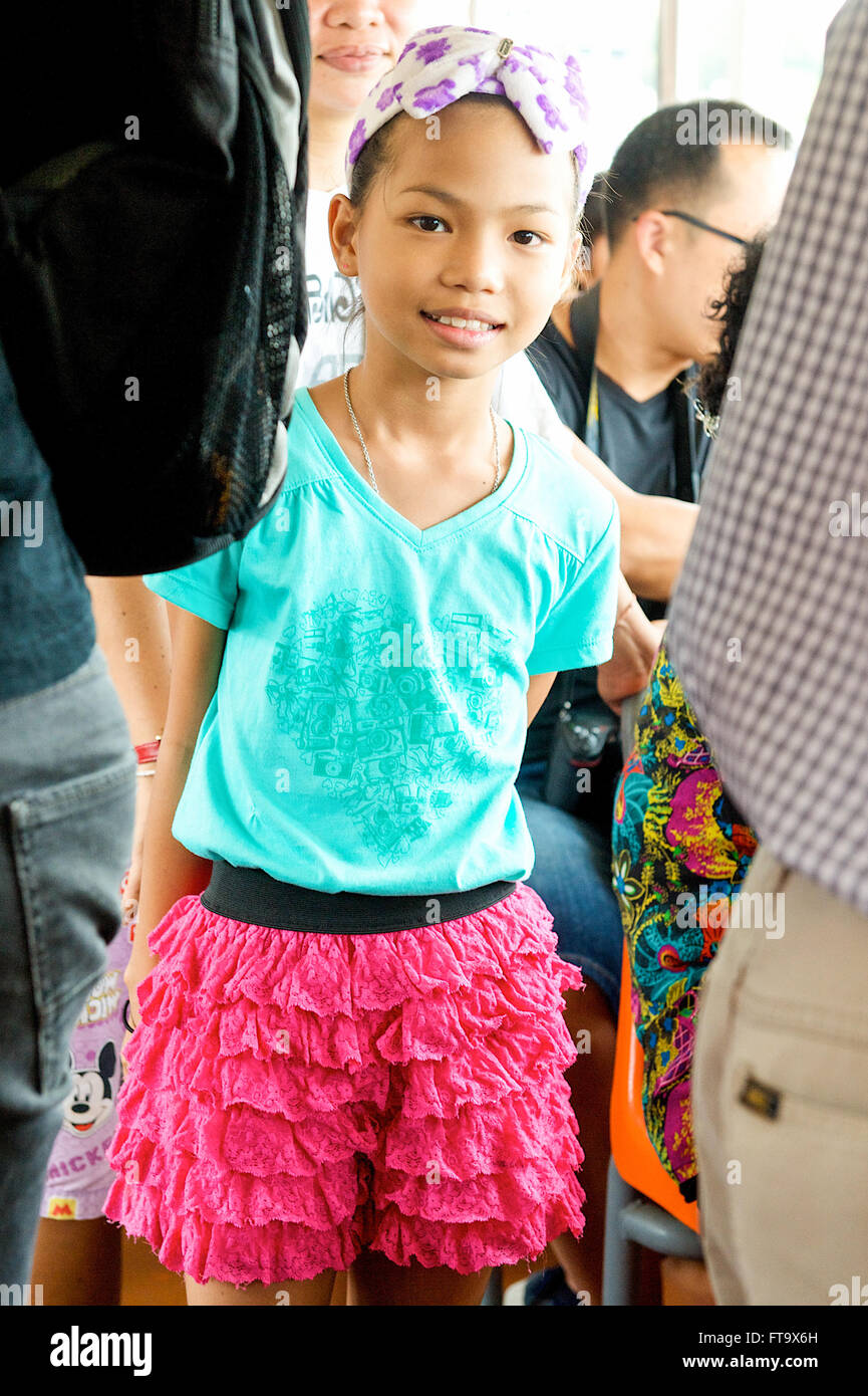 Pretty Young Asian Thai girl smiling avec de beaux yeux sur une croisière sur le fleuve à Bangkok, Thaïlande, Asie du Sud Est. Banque D'Images