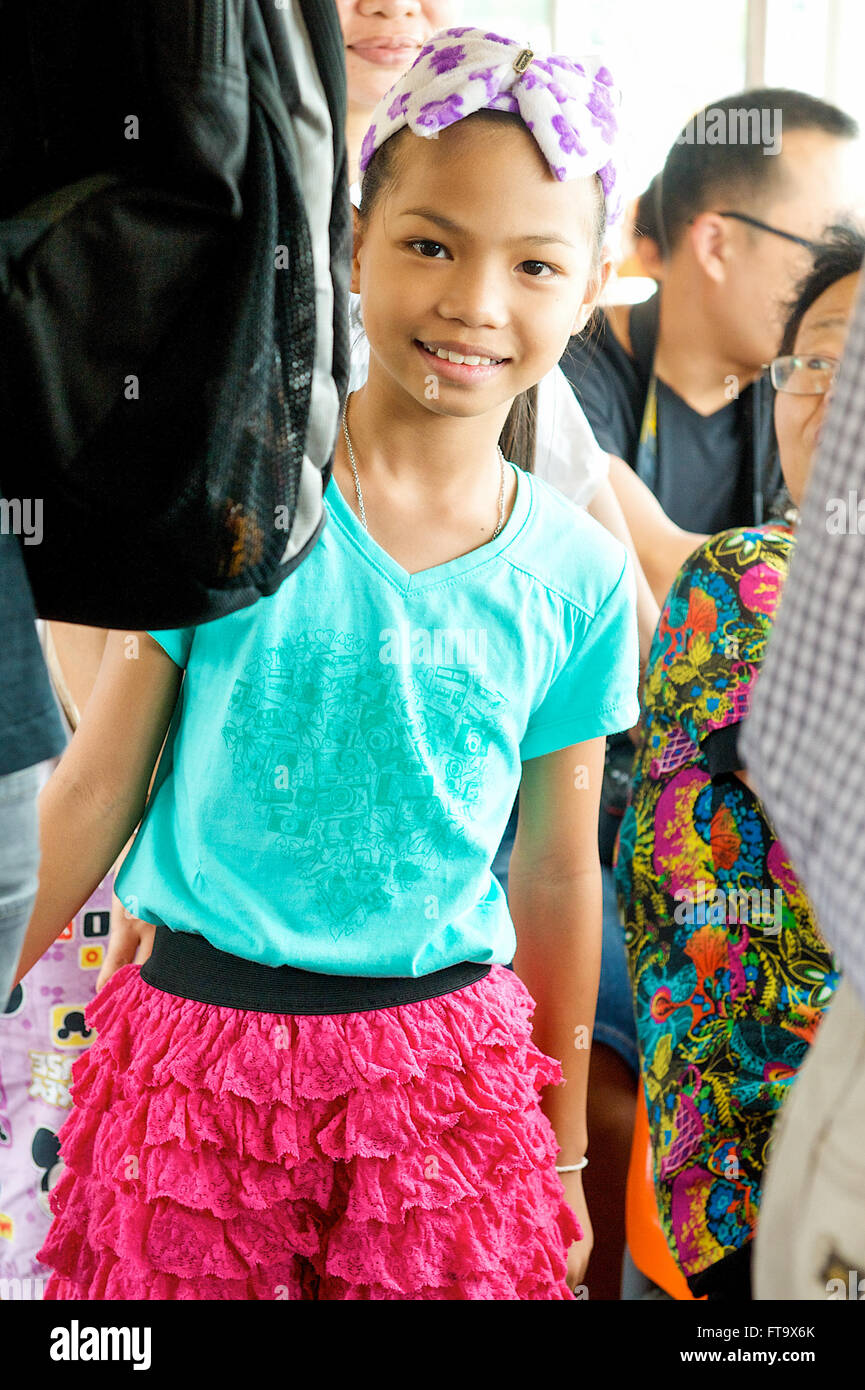 Pretty Young Asian Thai girl smiling avec de beaux yeux sur une croisière sur le fleuve à Bangkok, Thaïlande, Asie du Sud Est. Banque D'Images