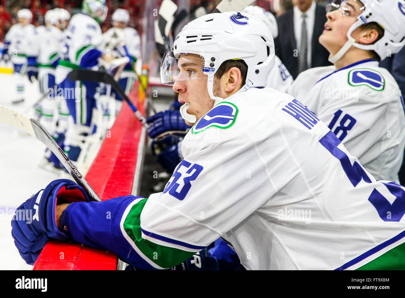 Centre des Canucks de Vancouver Bo Horvat (53) au cours de la LNH, match entre les Canucks de Vancouver et les Hurricanes de la Caroline au PNC Arena. Banque D'Images