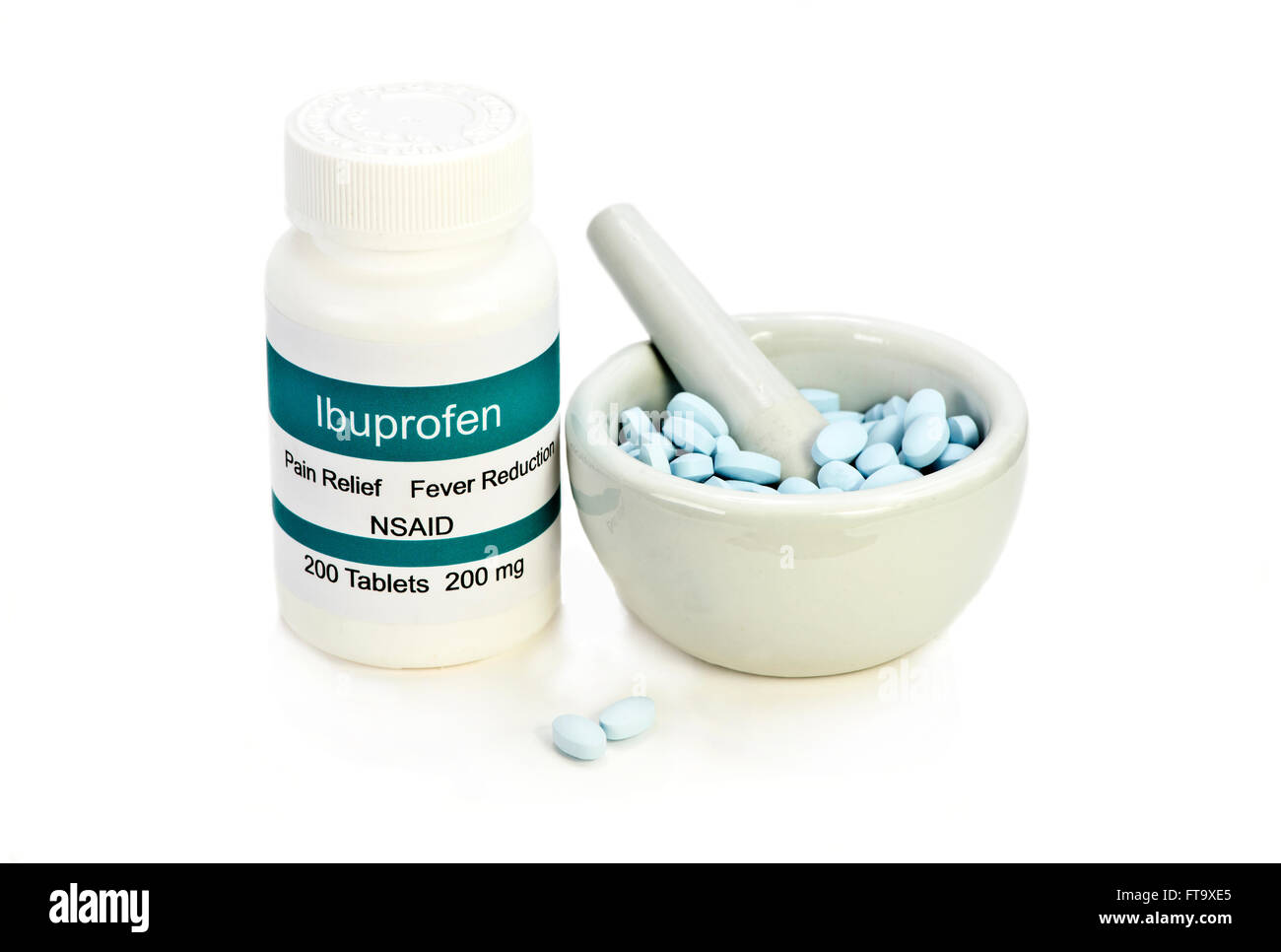 L'ibuprofène bouteille avec mortier et pilon et blue pills. L'étiquette est fictive et créé par le photographe. Banque D'Images