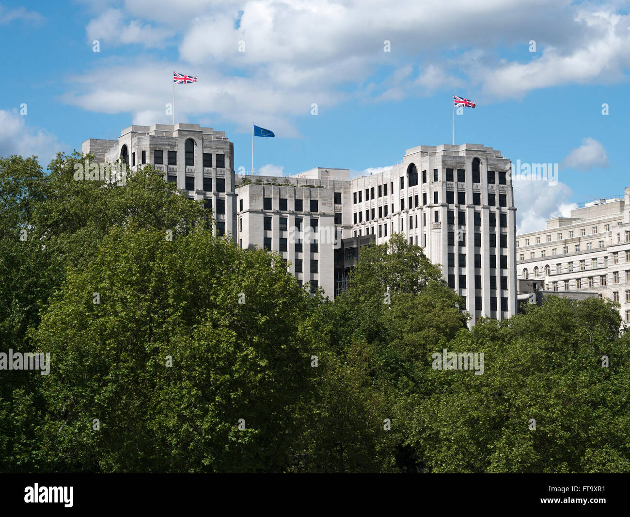 Le Shell Mex building orienté vers l'extérieur sur la Tamise à partir de The Strand, London England Banque D'Images