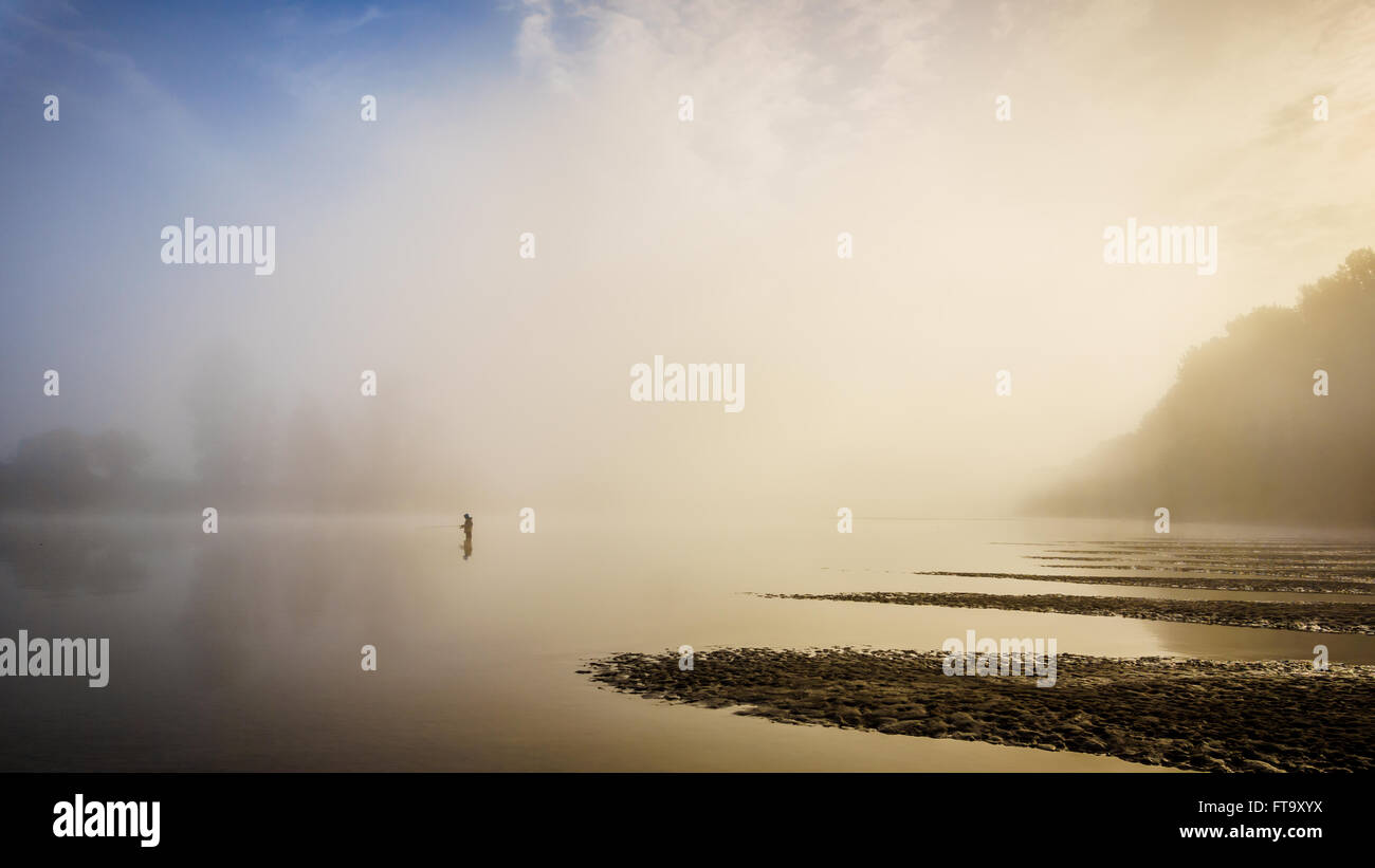 La pêche dans le brouillard sur les rives du fleuve Fraser, dans la vallée du Fraser en Colombie-Britannique Banque D'Images