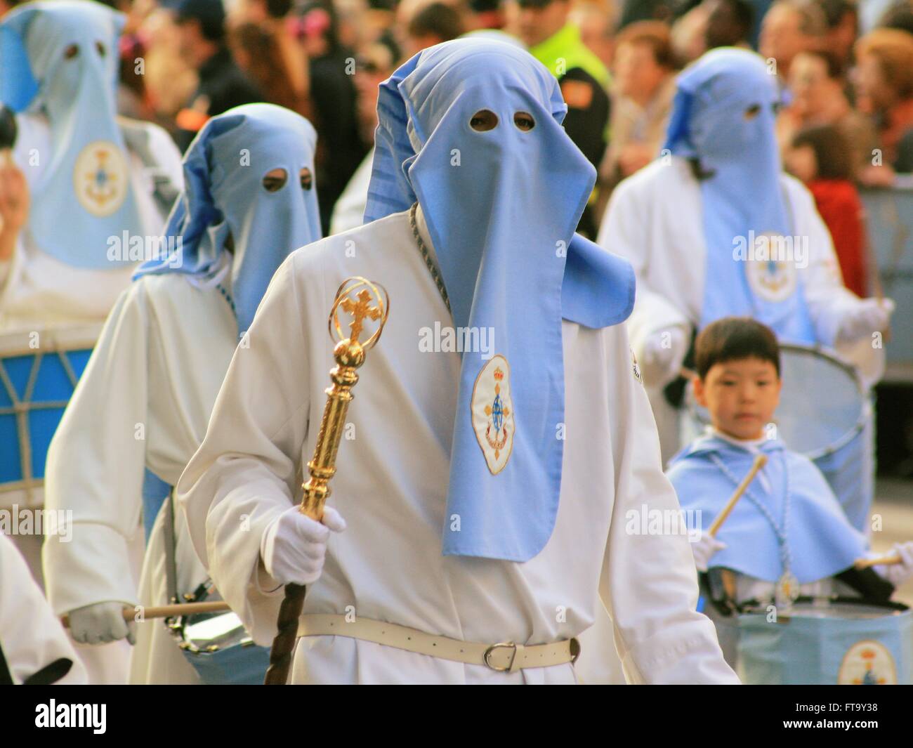 Pénitents catholiques appartenant à la fraternité du Christ ressuscité et Sainte Marie de l'espoir et de consolation porter pointues traditionnelles hottes-lors d'une procession de Pâques dans le cadre des célébrations de la Semaine Sainte à Saragosse, Espagne. Banque D'Images