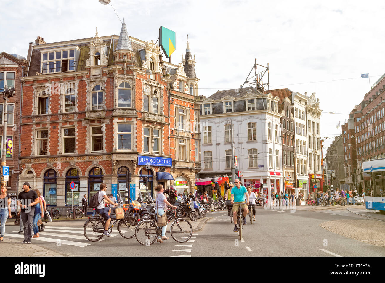 Les gens la bicyclette sur le pont au-dessus du canal à Amsterdam, Pays-Bas Banque D'Images