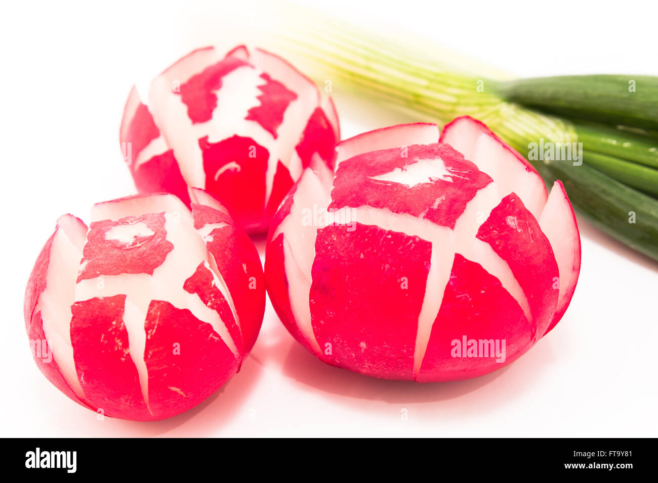 Les radis sous la forme de roses et d'oignons de printemps. Banque D'Images