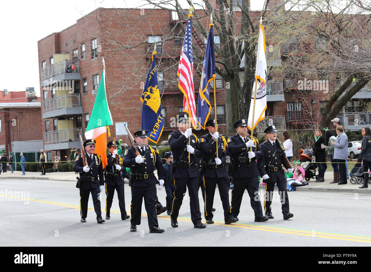 Garde d'honneur de la Police Yonkers à St Patrick's Day Parade Yonkers, New York Banque D'Images