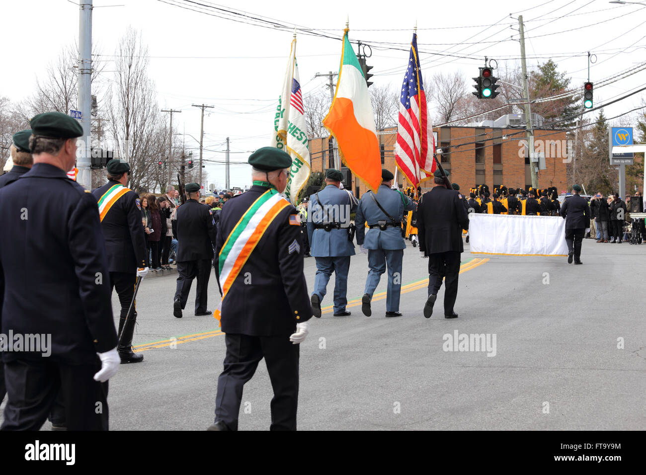 La police du comté de Westchester Garde d'honneur de la société Emeraude marching in St. Patrick's Day Parade Yonkers, New York Banque D'Images
