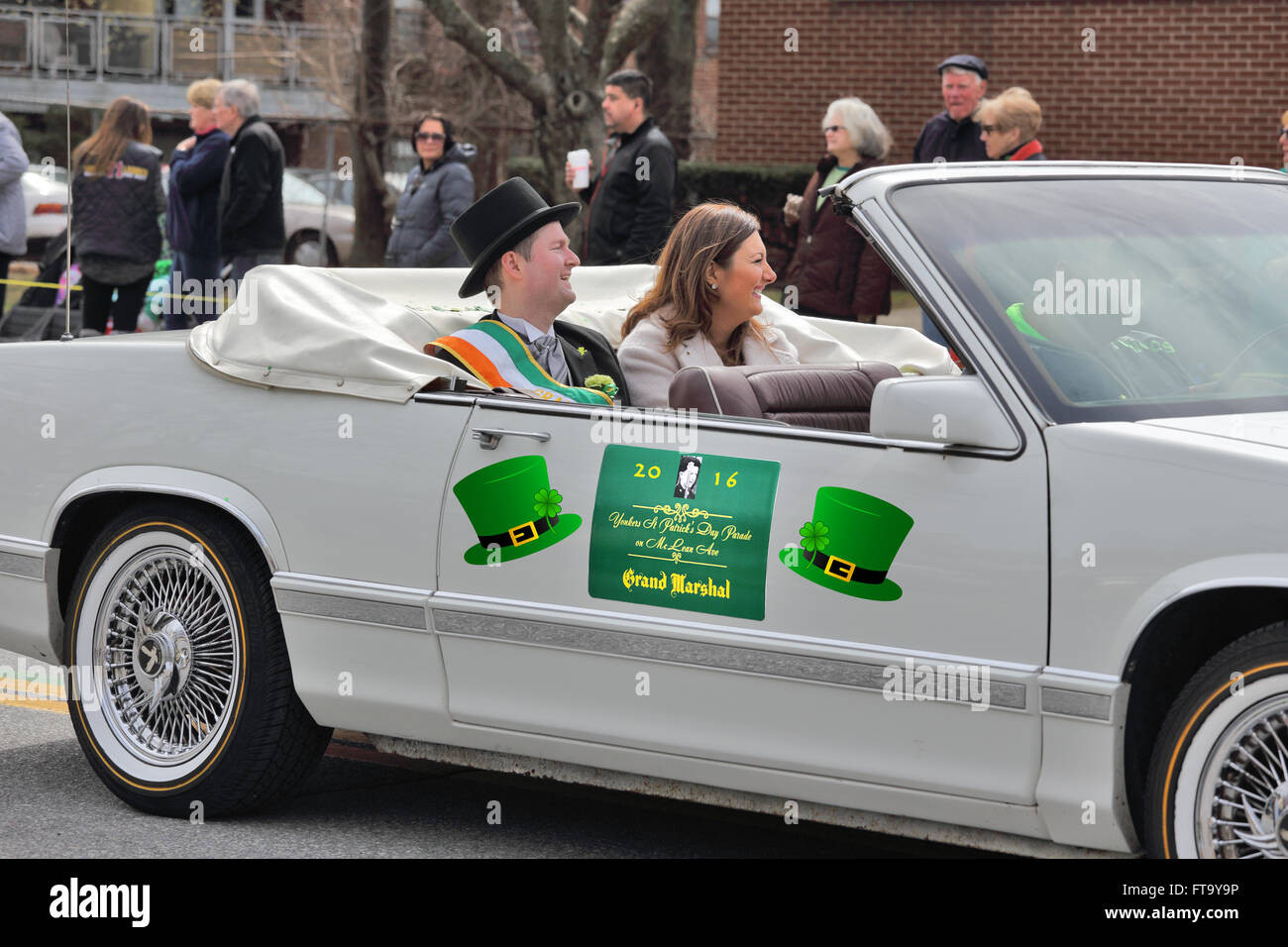 Grand Marshall Pat Quinn et sa femme conduire les 2016 Yonkers New York St Patrick's Day Parade jusqu'McLean Avenue Banque D'Images