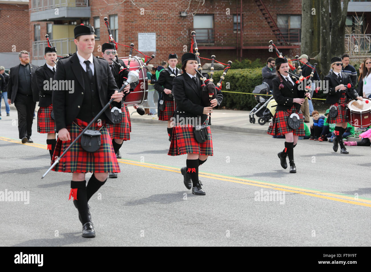 Pipes and Drums Band marching in Saint Patrick's Day Parade Yonkers, New York Banque D'Images