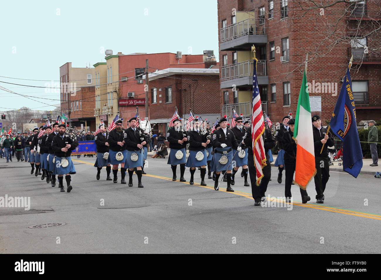Pipes and Drums Band marching in Saint Patrick's Day Parade Yonkers, New York Banque D'Images