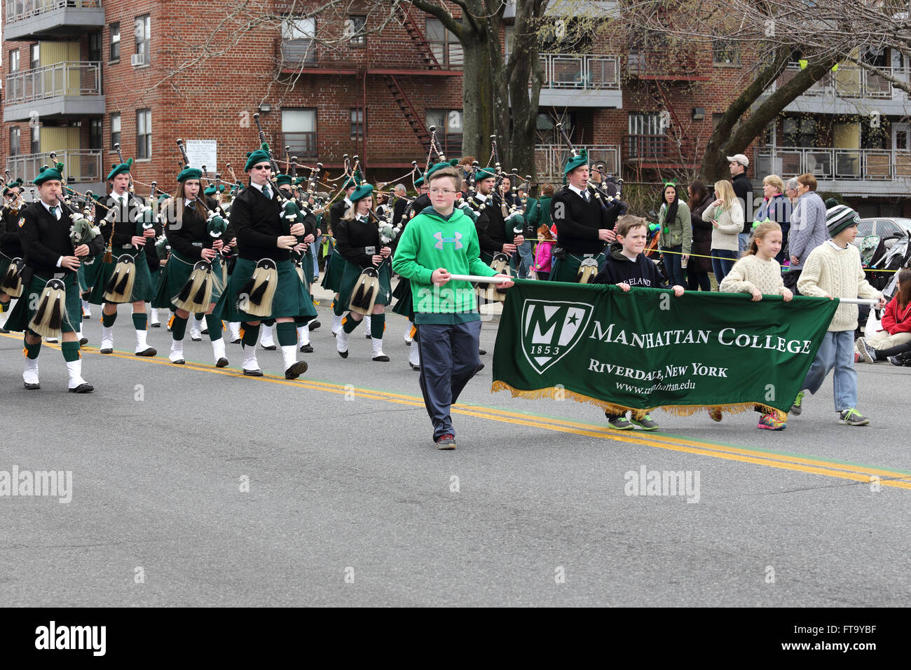 Pipes and Drums Band marching in Saint Patrick's Day Parade Yonkers, New York Banque D'Images