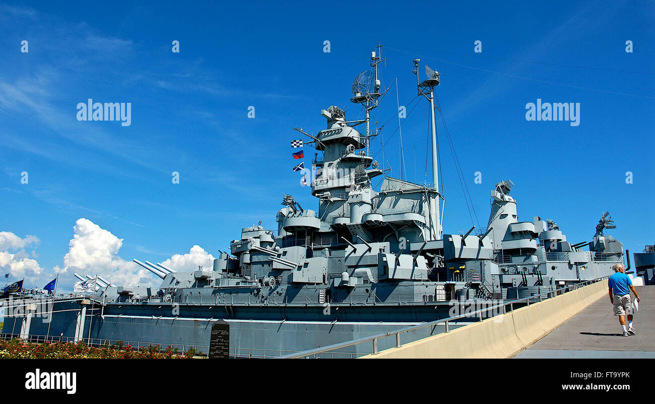 La baie de Mobile, Alabama, États-Unis, le 9 septembre, 2010 BB-60 USS Alabama un cuirassé de classe du Dakota du Sud a commandé en 1942 et un ancien combattant des deux fronts de l'Atlantique et du Pacifique pendant la DEUXIÈME GUERRE MONDIALE. C'est fièrement à Battleship Park dans la baie de Mobile en Alabama. Credit : Mark Reinstein Banque D'Images