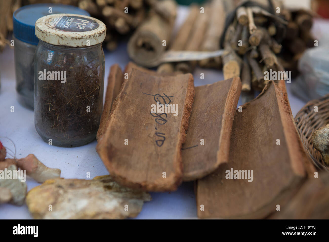 Les traitements à base de plantes et de potions pour vente à l'assemblée annuelle du Festival de guérison pendant la Semaine Sainte sur Siquijor Island, Philippines Banque D'Images