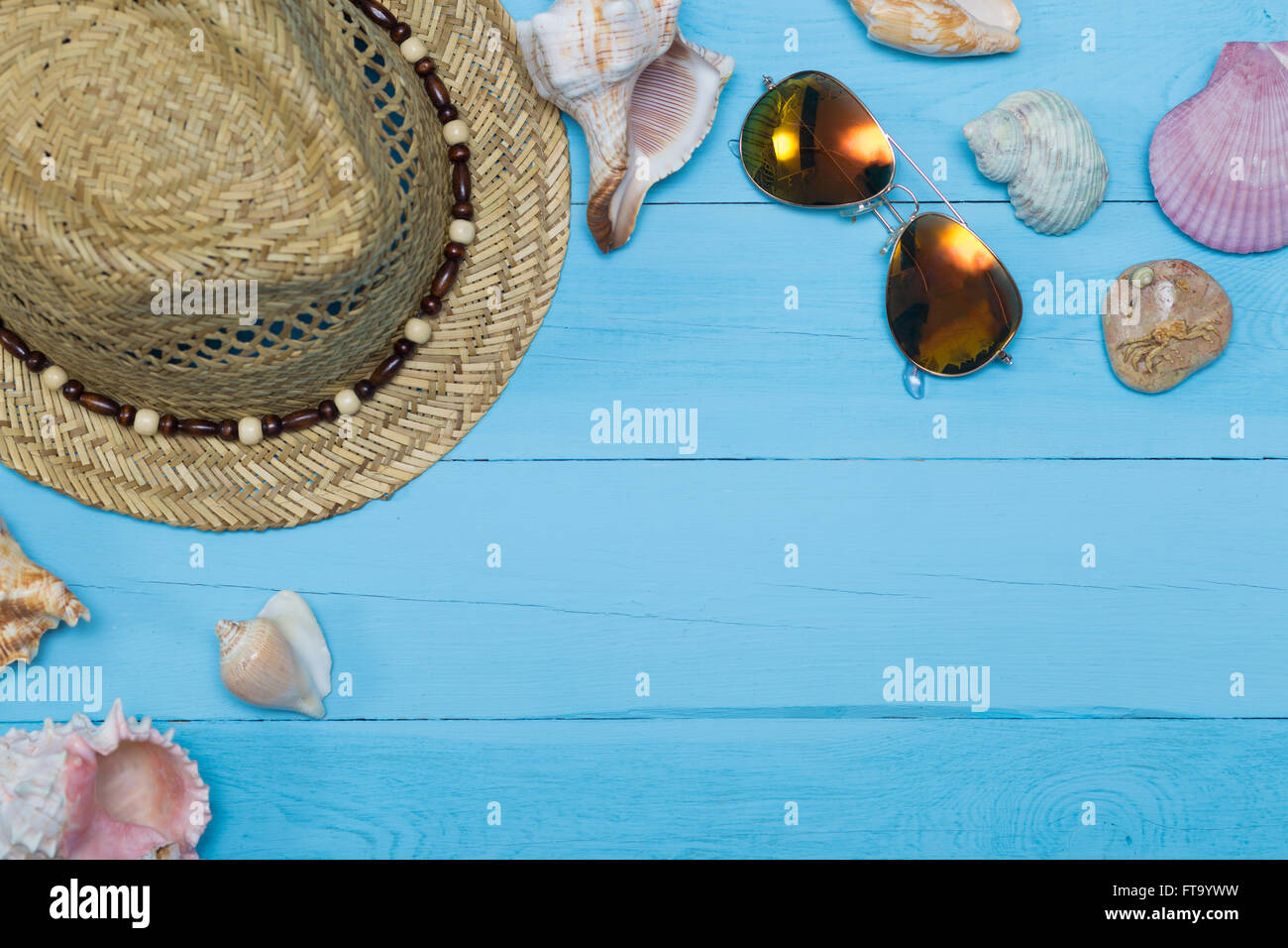 Accessoires de plage d'été bleu sur planche de bois Banque D'Images