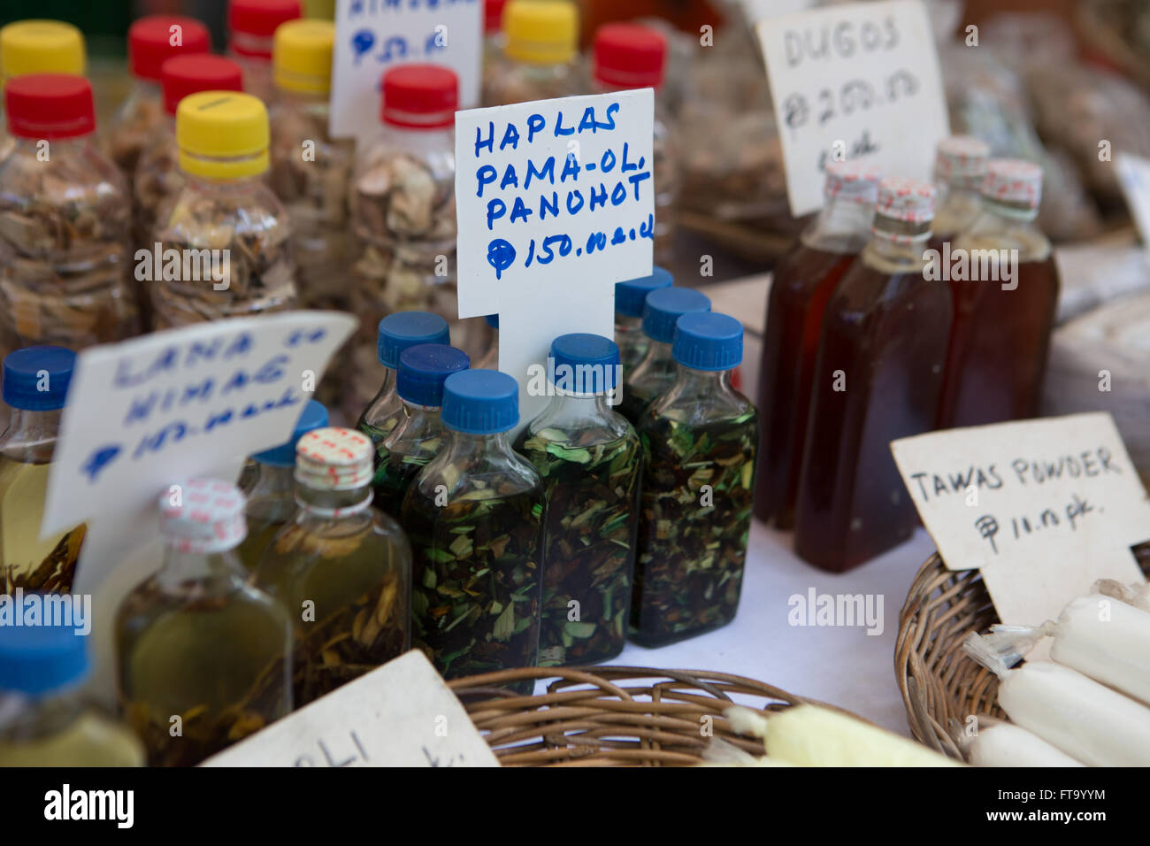 Les traitements à base de plantes et de potions pour vente à l'assemblée annuelle du Festival de guérison pendant la Semaine Sainte sur Siquijor Island, Philippines Banque D'Images