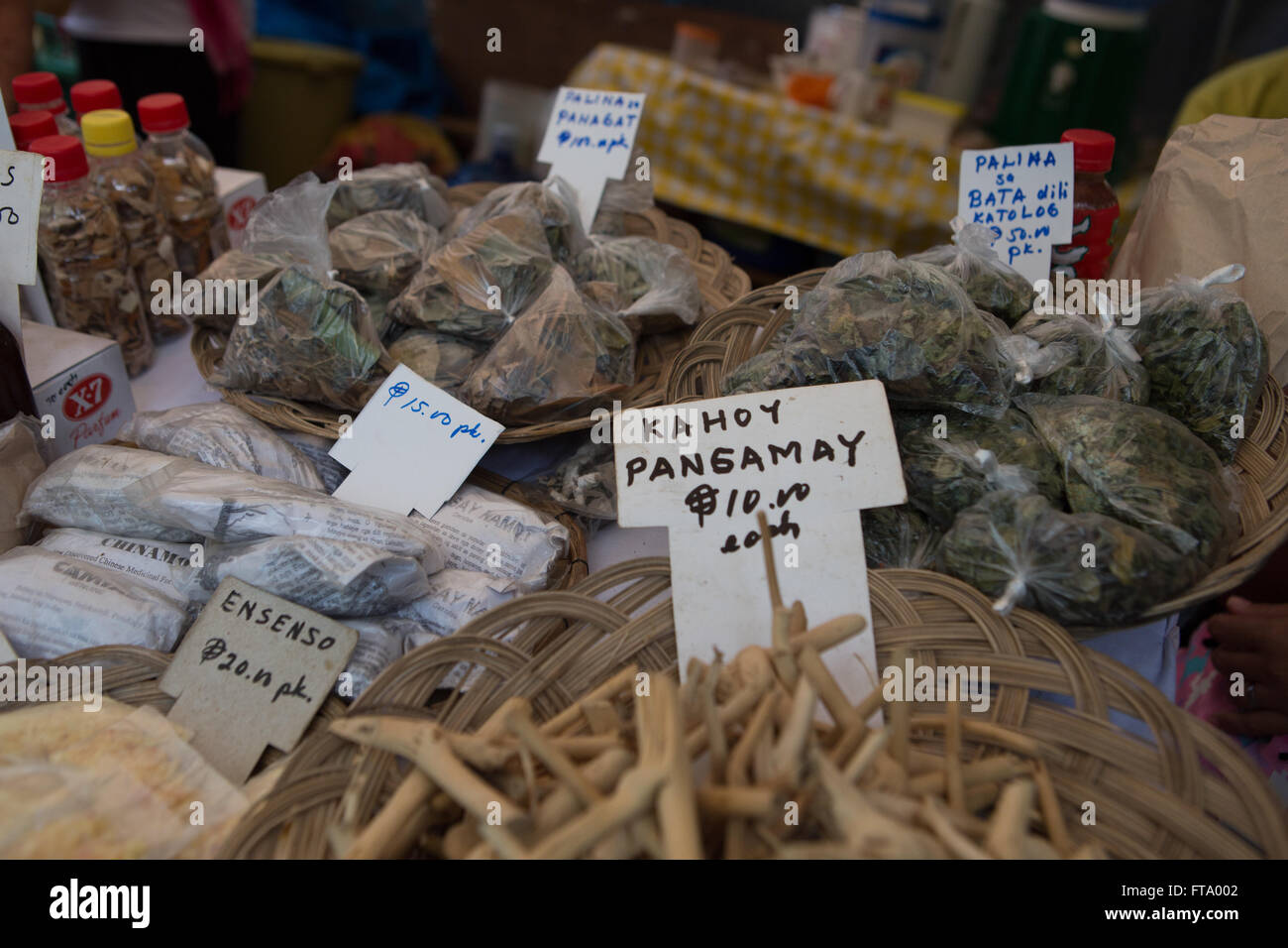 Des herbes traditionnelles,plantes & potions pour vendre sur l'île de Siquijor Philippines,à l'assemblée annuelle du Festival de guérison Banque D'Images