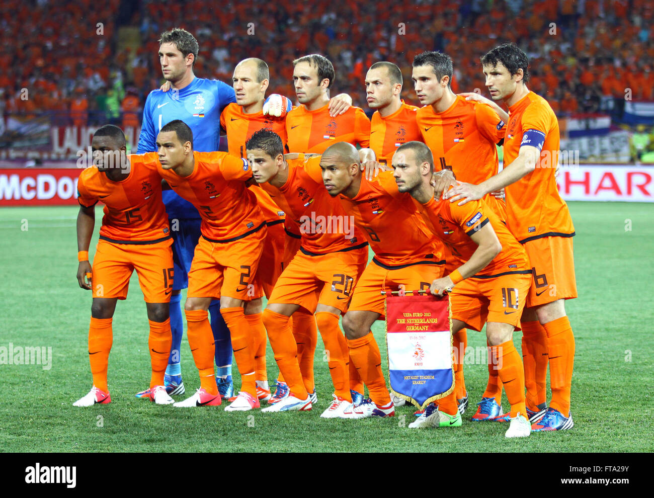 KHARKIV, UKRAINE - 13 juin 2012 : l'équipe nationale de football des Pays- Bas posent pour une photo de groupe avant le match contre l'UEFA EURO 2012  G Photo Stock - Alamy