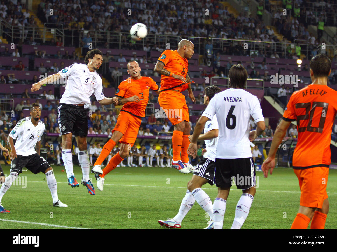 KHARKIV, UKRAINE - 13 juin 2012 : Les joueurs de l'Allemagne (en blanc) lutte pour une balle avec les joueurs des Pays-Bas pendant leur jeu UEFA EURO 2012 sur Kharkiv Arena Banque D'Images