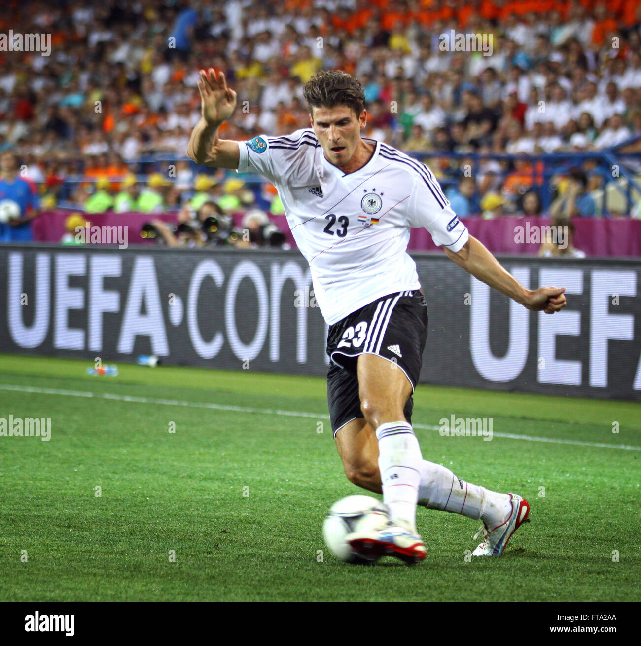 KHARKIV, UKRAINE - 13 juin 2012 : Mario Gomez de l'Allemagne contrôle une balle pendant l'UEFA EURO 2012 match contre Pays-Bas Banque D'Images