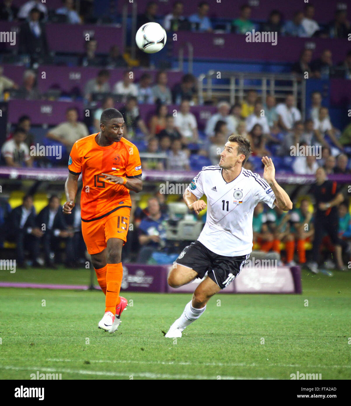KHARKIV, UKRAINE - 13 juin, 2012 : Allemagne de Miroslav Klose (R) se bat pour une balle avec la JETRO Willems des Pays-Bas pendant leur jeu UEFA EURO 2012 sur Cluj Arena Banque D'Images