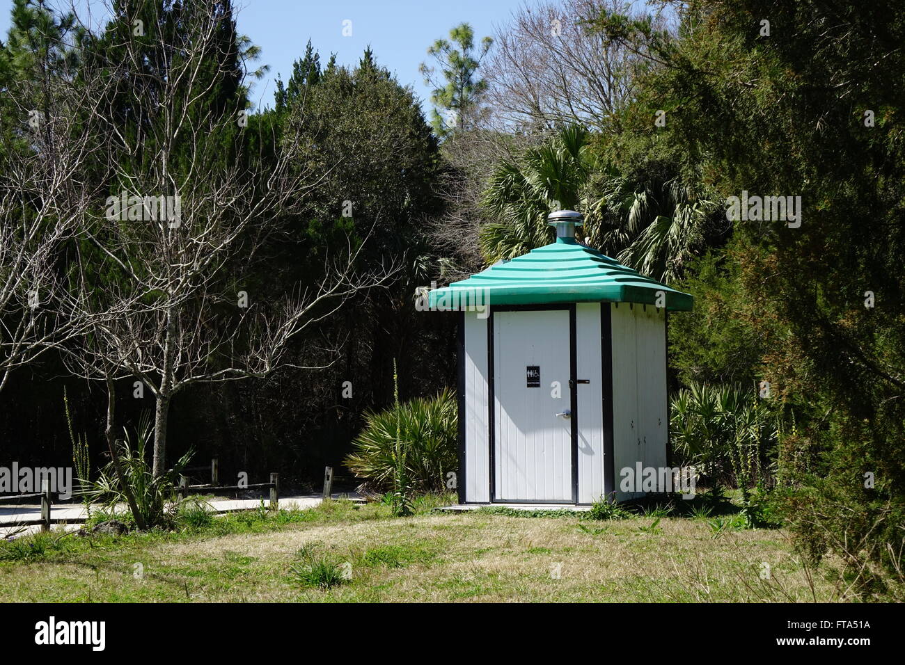 Outhouse avec toilettes chimiques à trou de mulet, dans Crystal River State Park, Floride préserver Banque D'Images