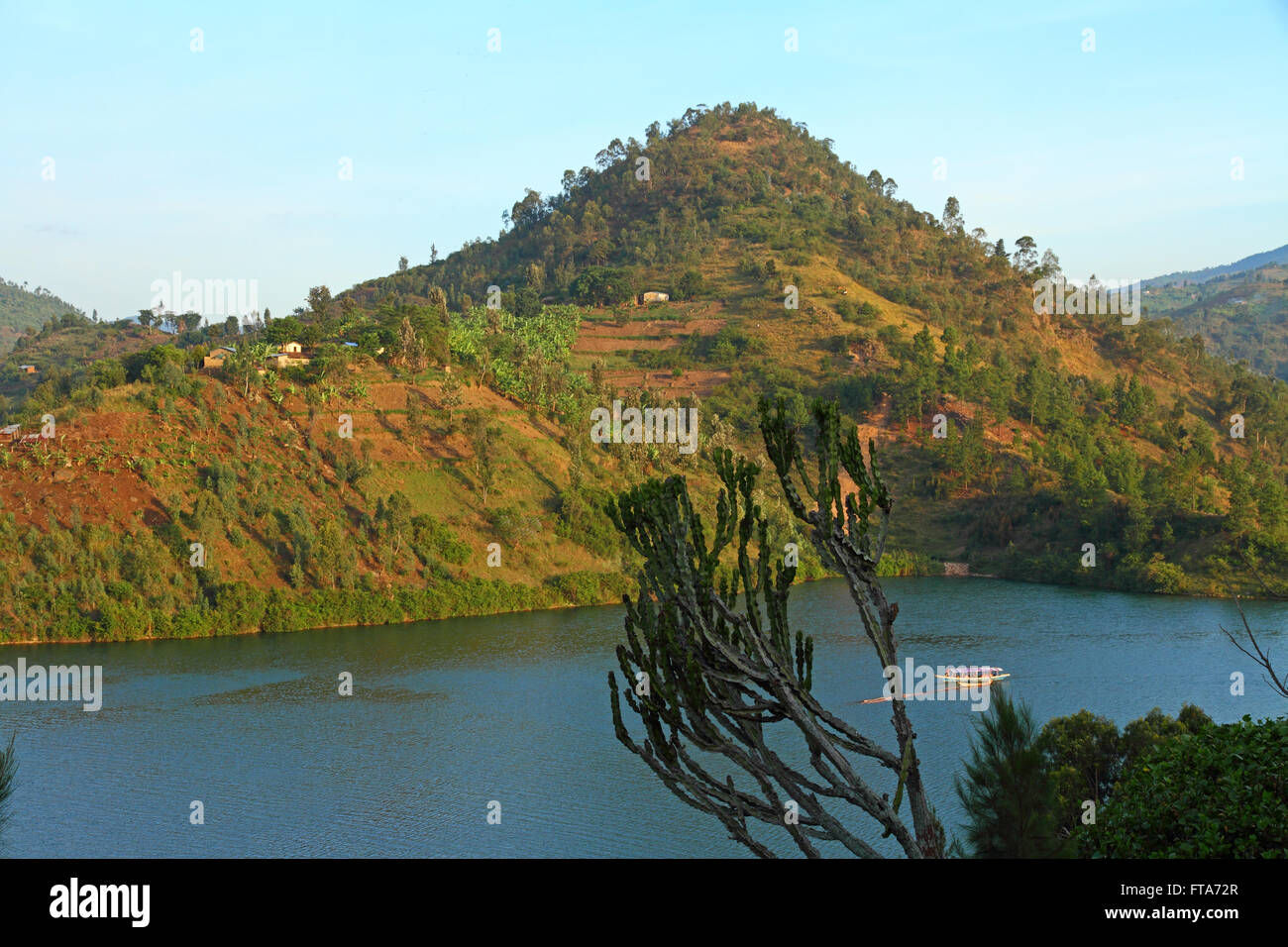 Un lac tropical au milieu de vertes collines avec de petites communautés agricoles Banque D'Images Un lac tropical au milieu de vertes collines avec de petites communautés agricoles Banque D'Images