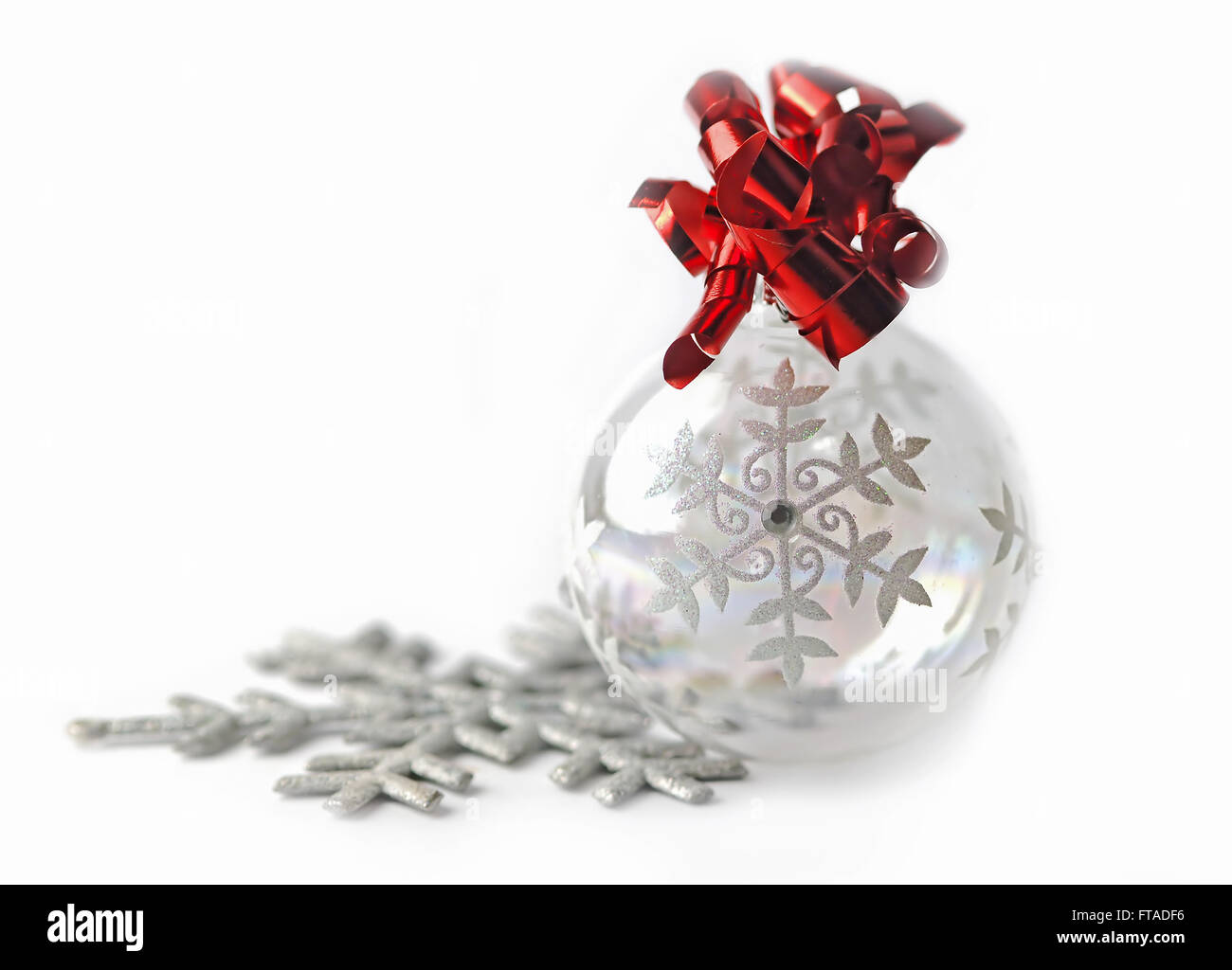 Boule De Noël Transparente Avec Ruban Rouge Isolé Sur Fond
