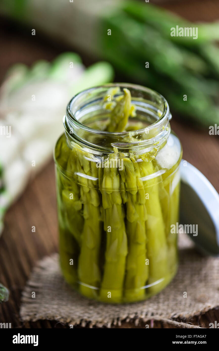 Partie de l'asperge verte (conservé) sur une table en bois Banque D'Images