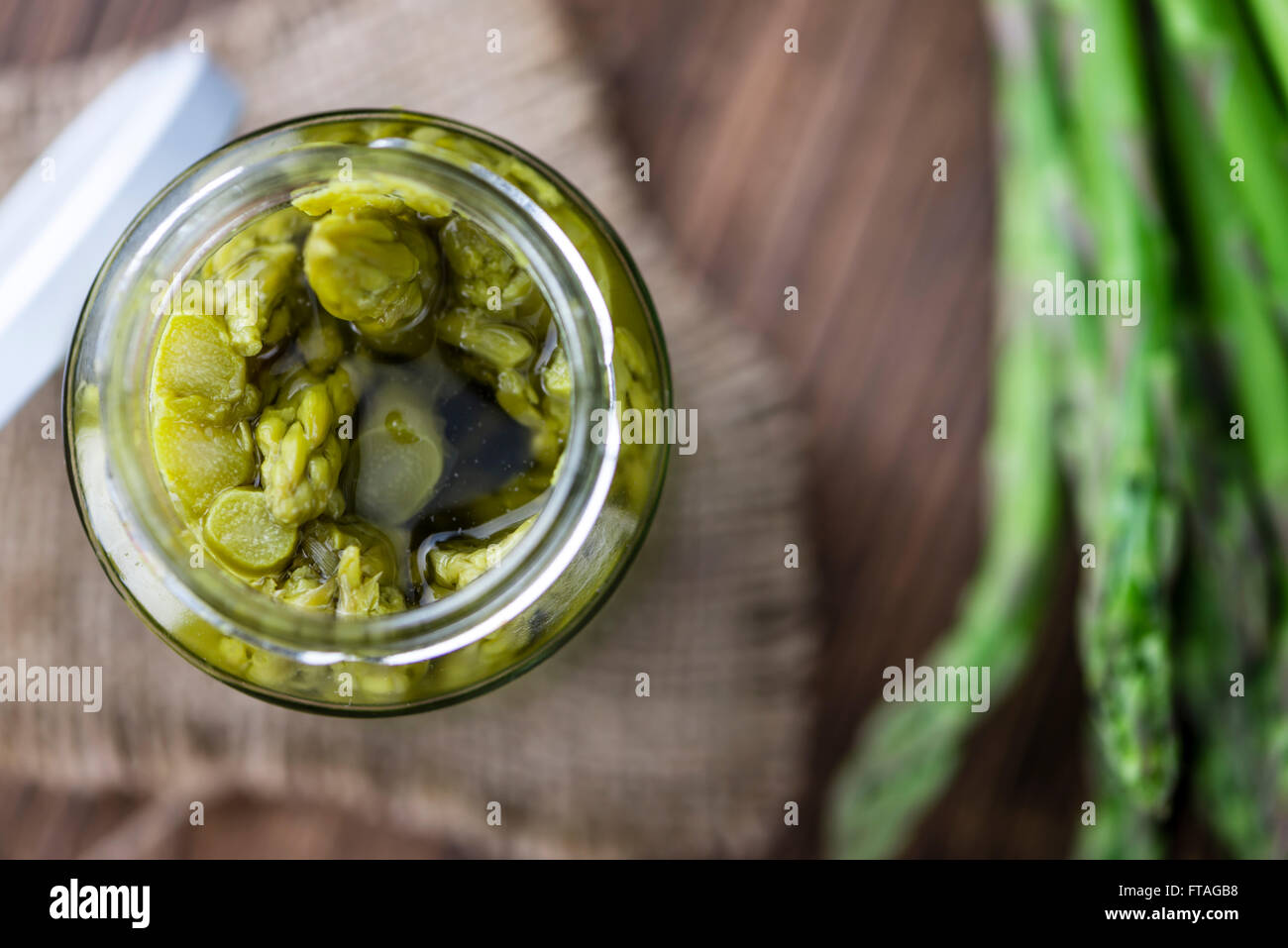 Partie de l'asperge verte (conservé) sur une table en bois Banque D'Images