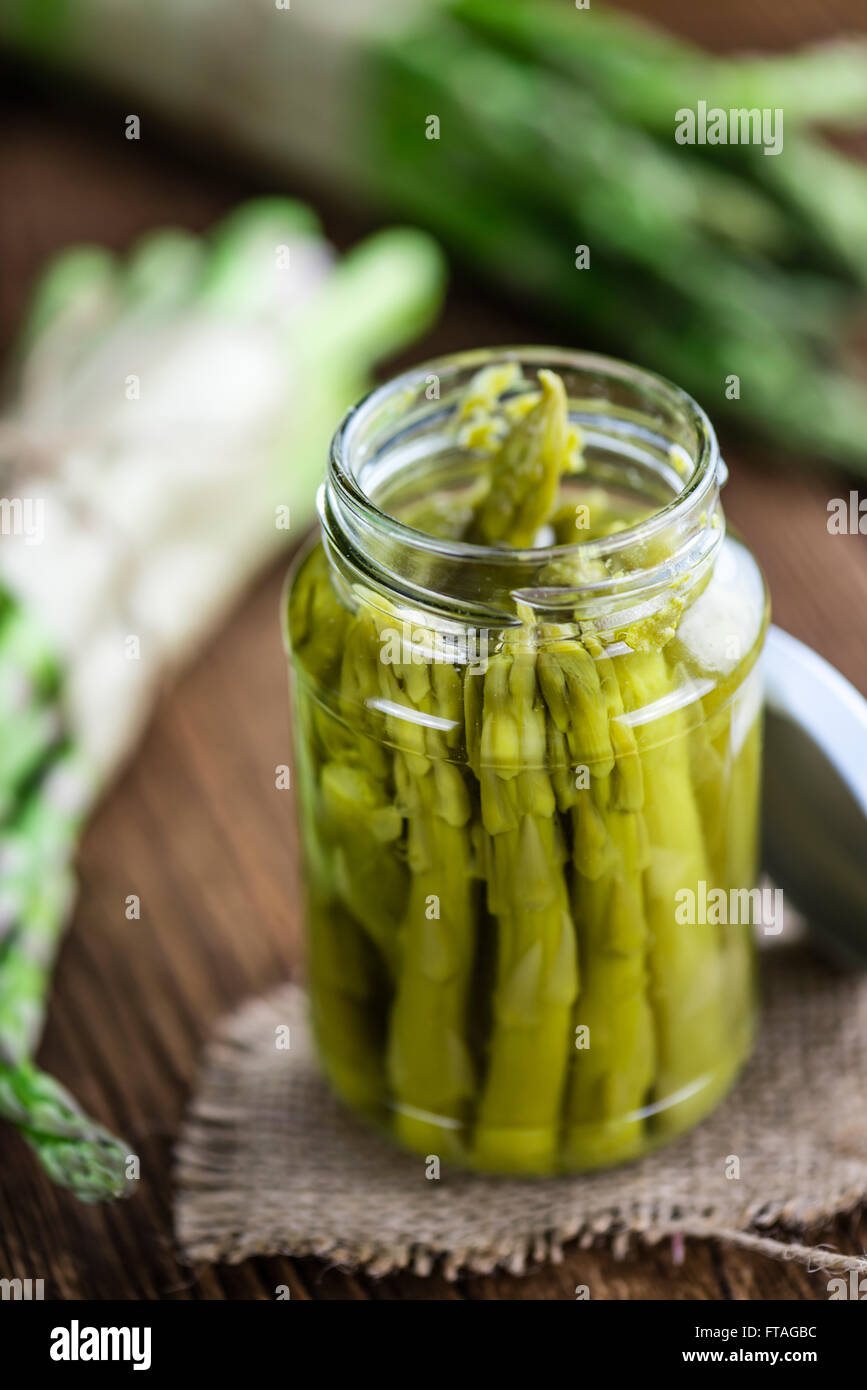 L'asperge verte (conservé) sur une vieille table en bois (selective focus) Banque D'Images
