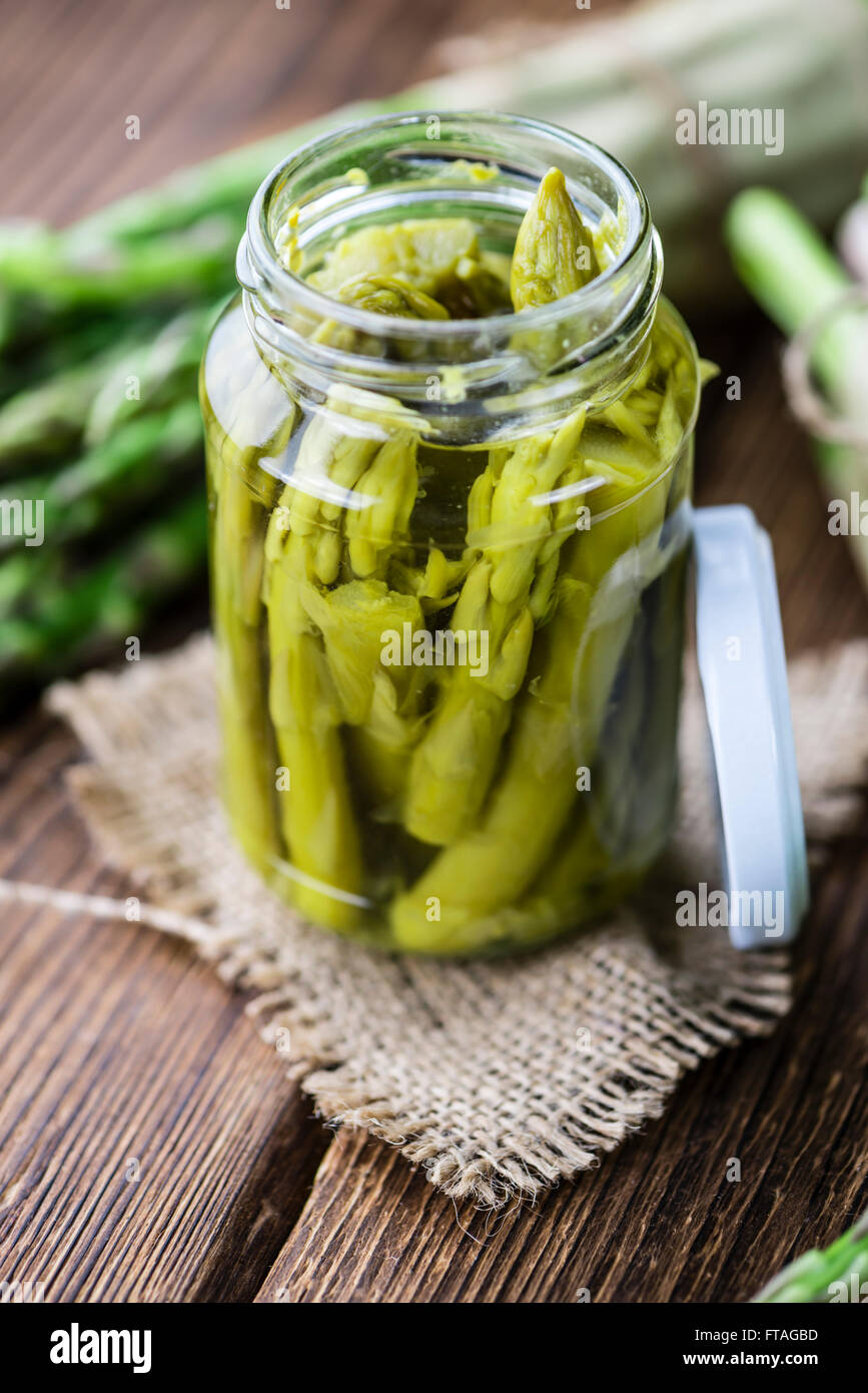 L'asperge verte préservée (selective focus) sur fond de bois Banque D'Images