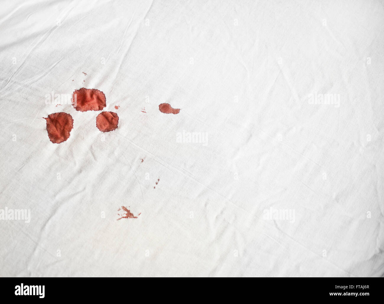 Traces de sang sur un drap blanc Photo Stock - Alamy